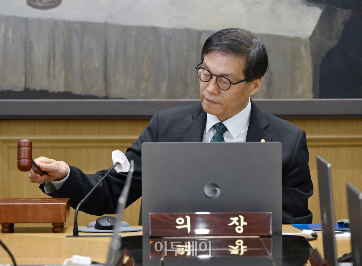 ▲이창용 한국은행 총재가 28일 서울 중구 한국은행에서 열린 금융통화위원회에서 의사봉을 두드리고 있다. 사진공동취재단