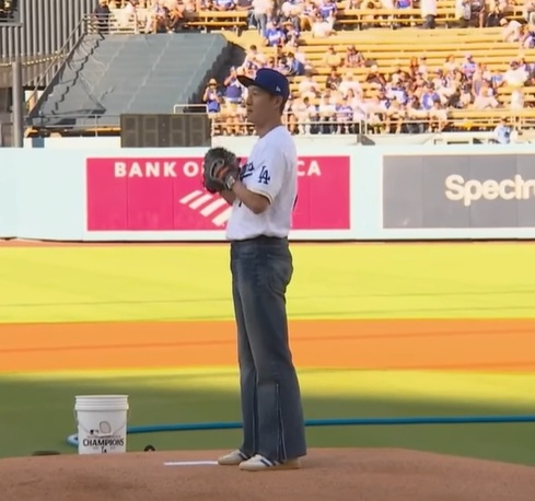 ▲LAFC 소속 손흥민이 28일(한국시간) 미국 캘리포니아 로스앤젤레스 다저스타디움 마운드에 올라 시구에 나섰다. (출처=MLB 공식 페이스북 캡처)