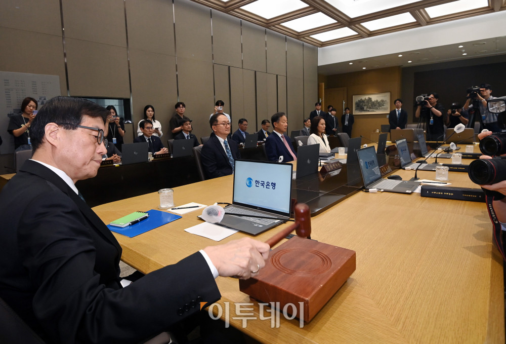 ▲이창용 한국은행 총재가 28일 서울 중구 한국은행에서 열린 금융통화위원회에서 의사봉을 두드리고 있다. 2025.08.28 사진공동취재단 (이투데이DB)