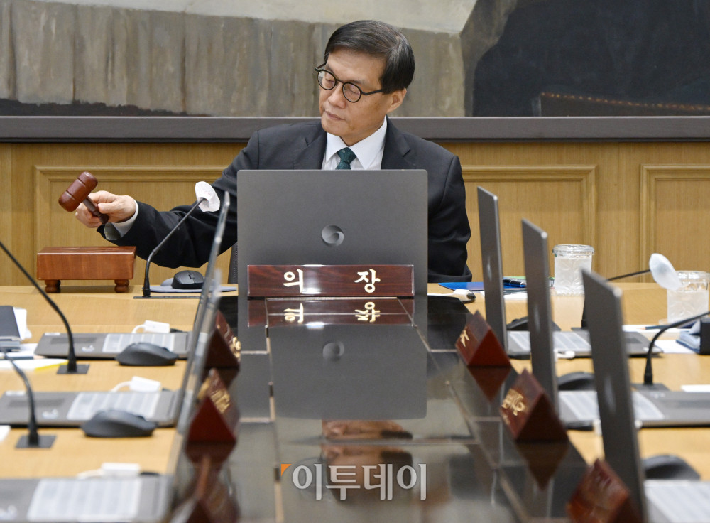 ▲이창용 한국은행 총재가 28일 서울 중구 한국은행에서 열린 금융통화위원회에서 의사봉을 두드리고 있다. 2025.08.28 사진공동취재단 (이투데이DB)