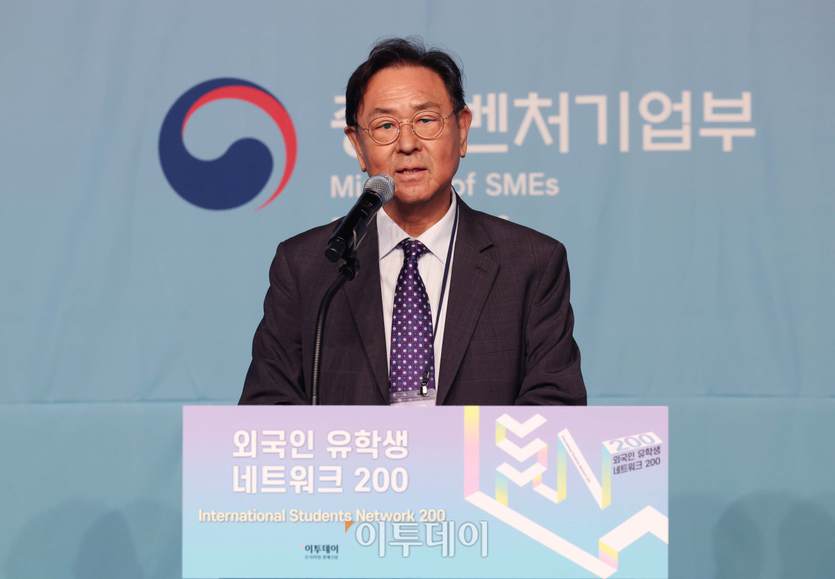 ▲이종재 이투데이그룹 부회장이 28일 서울 중구 더플라자호텔에서 이투데이가 개최한 ‘외국인 유학생 네트워크 200(ISN 200)’ 행사에서 환영사를 하고 있다. 신태현 기자 holjjak@