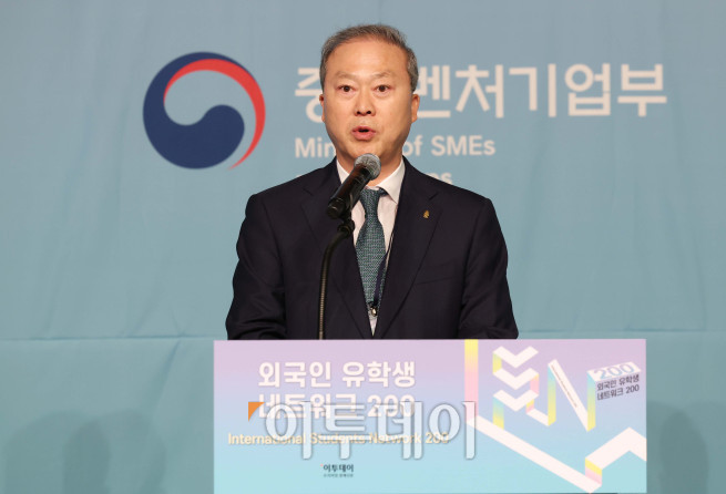 ▲양오봉 한국대학교육협의회 회장이 28일 서울 중구 더플라자호텔에서 이투데이가 개최한 ‘외국인 유학생 네트워크(ISN 200)’ 행사에서 축사하고 있다. 신태현 기자 holjjak@