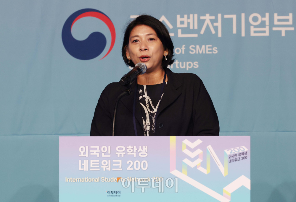 ▲이자스민 한국문화다양성기구 이사장이 28일 서울 중구 플라자호텔에서 열린 ‘외국인 유학생 네트워크(ISN) 200’에서 축사를 하고 있다. 이투데이가 주최하는 ISN(International Students Network) 200은 외국인 유학생이 학업을 넘어 실질적인 커리어를 설계하고 한국 사회의 일원으로 정착할 수 있도록 돕는 행사다. 정부, 기업, 교육기관이 협력해 비자, 주거, 언어 문제 등 실생활 정보 제공은 물론, 기업 실무자와의 네트워킹 및 멘토링, 취업 정보를 제공해 구체적인 취업 기회를 마련한다. (신태현 기자 holjjak@)