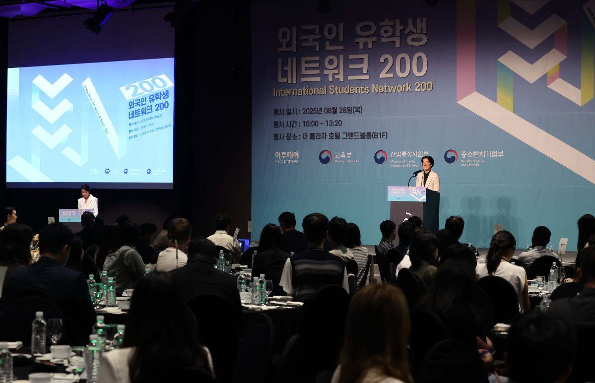 ▲최은옥 교육부 차관이 28일 서울 중구 플라자호텔에서 열린 ‘외국인 유학생 네트워크(ISN) 200’에서 축사를 하고 있다. 이투데이가 주최하는 ISN(International Students Network) 200은 외국인 유학생이 학업을 넘어 실질적인 커리어를 설계하고 한국 사회의 일원으로 정착할 수 있도록 돕는 행사다. 정부, 기업, 교육기관이 협력해 비자, 주거, 언어 문제 등 실생활 정보 제공은 물론, 기업 실무자와의 네트워킹 및 멘토링, 취업 정보를 제공해 구체적인 취업 기회를 마련한다. 신태현 기자 holjjak@