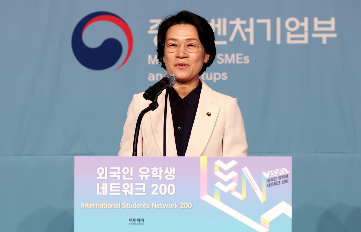 ▲최은옥 교육부 차관이 28일 서울 중구 플라자호텔에서 열린 ‘외국인 유학생 네트워크(ISN) 200’에서 축사를 하고 있다. 이투데이가 주최하는 ISN(International Students Network) 200은 외국인 유학생이 학업을 넘어 실질적인 커리어를 설계하고 한국 사회의 일원으로 정착할 수 있도록 돕는 행사다. 정부, 기업, 교육기관이 협력해 비자, 주거, 언어 문제 등 실생활 정보 제공은 물론, 기업 실무자와의 네트워킹 및 멘토링, 취업 정보를 제공해 구체적인 취업 기회를 마련한다. 신태현 기자 holjjak@