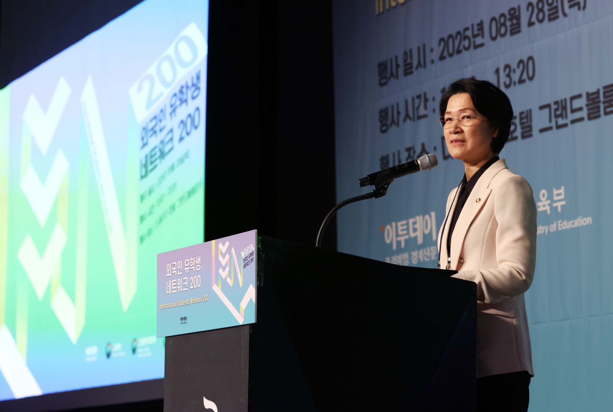 ▲최은옥 교육부 차관이 28일 서울 중구 플라자호텔에서 열린 ‘외국인 유학생 네트워크(ISN) 200’에서 축사를 하고 있다. 이투데이가 주최하는 ISN(International Students Network) 200은 외국인 유학생이 학업을 넘어 실질적인 커리어를 설계하고 한국 사회의 일원으로 정착할 수 있도록 돕는 행사다. 정부, 기업, 교육기관이 협력해 비자, 주거, 언어 문제 등 실생활 정보 제공은 물론, 기업 실무자와의 네트워킹 및 멘토링, 취업 정보를 제공해 구체적인 취업 기회를 마련한다. 신태현 기자 holjjak@