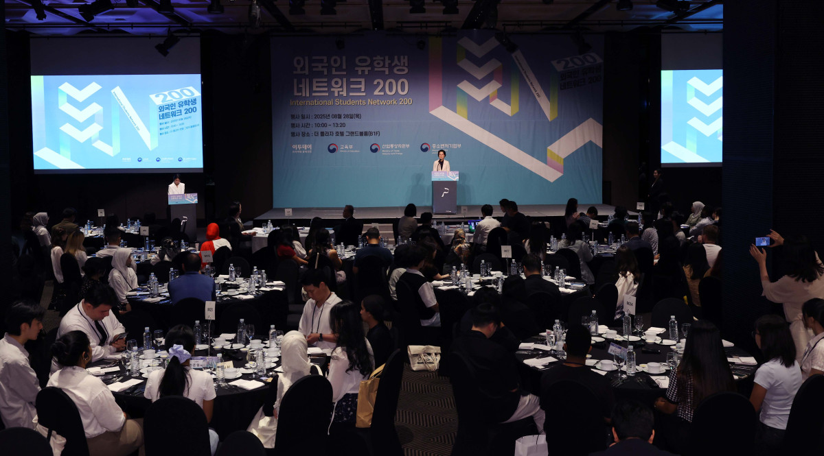 ▲최은옥 교육부 차관이 28일 서울 중구 플라자호텔에서 열린 ‘외국인 유학생 네트워크(ISN) 200’에서 축사를 하고 있다. 이투데이가 주최하는 ISN(International Students Network) 200은 외국인 유학생이 학업을 넘어 실질적인 커리어를 설계하고 한국 사회의 일원으로 정착할 수 있도록 돕는 행사다. 정부, 기업, 교육기관이 협력해 비자, 주거, 언어 문제 등 실생활 정보 제공은 물론, 기업 실무자와의 네트워킹 및 멘토링, 취업 정보를 제공해 구체적인 취업 기회를 마련한다. 신태현 기자 holjjak@
