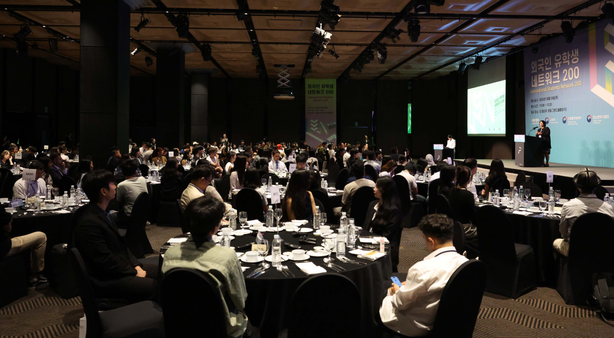 ▲이자스민 한국문화다양성기구 이사장이 28일 서울 중구 플라자호텔에서 열린 ‘외국인 유학생 네트워크(ISN) 200’에서 축사를 하고 있다. 이투데이가 주최하는 ISN(International Students Network) 200은 외국인 유학생이 학업을 넘어 실질적인 커리어를 설계하고 한국 사회의 일원으로 정착할 수 있도록 돕는 행사다. 정부, 기업, 교육기관이 협력해 비자, 주거, 언어 문제 등 실생활 정보 제공은 물론, 기업 실무자와의 네트워킹 및 멘토링, 취업 정보를 제공해 구체적인 취업 기회를 마련한다. 신태현 기자 holjjak@