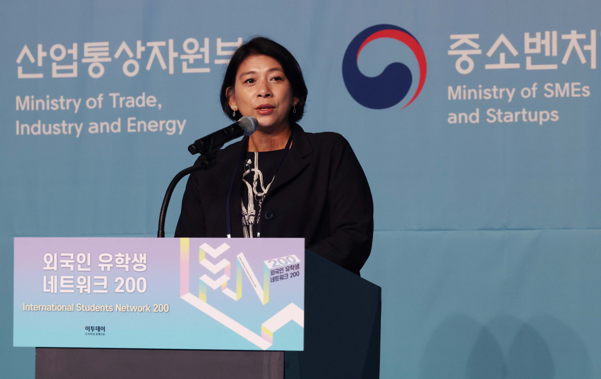 ▲이자스민 한국문화다양성기구 이사장이 28일 서울 중구 플라자호텔에서 열린 ‘외국인 유학생 네트워크(ISN) 200’에서 축사를 하고 있다. 이투데이가 주최하는 ISN(International Students Network) 200은 외국인 유학생이 학업을 넘어 실질적인 커리어를 설계하고 한국 사회의 일원으로 정착할 수 있도록 돕는 행사다. 정부, 기업, 교육기관이 협력해 비자, 주거, 언어 문제 등 실생활 정보 제공은 물론, 기업 실무자와의 네트워킹 및 멘토링, 취업 정보를 제공해 구체적인 취업 기회를 마련한다. 신태현 기자 holjjak@