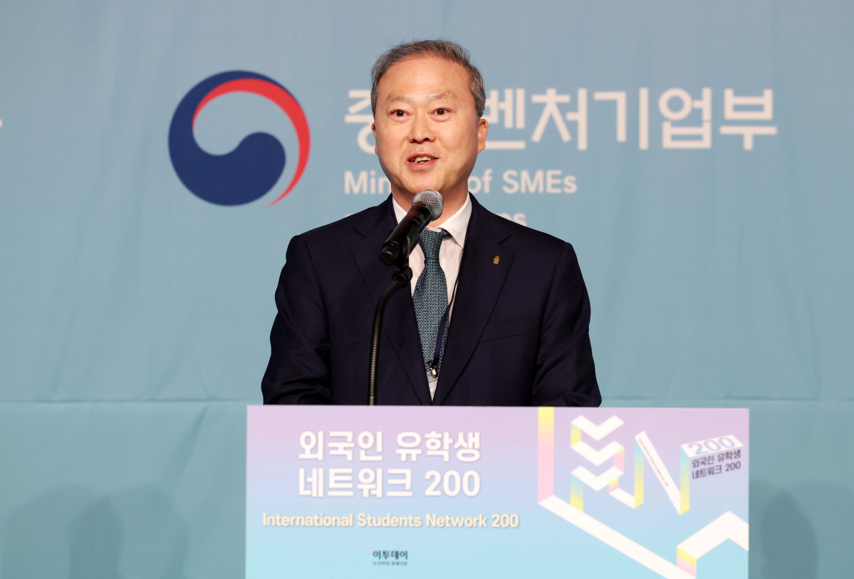 ▲양오봉 한국대학교육협의회 회장이 28일 서울 중구 플라자호텔에서 열린 ‘외국인 유학생 네트워크(ISN) 200’에서 축사를 하고 있다. 이투데이가 주최하는 ISN(International Students Network) 200은 외국인 유학생이 학업을 넘어 실질적인 커리어를 설계하고 한국 사회의 일원으로 정착할 수 있도록 돕는 행사다. 정부, 기업, 교육기관이 협력해 비자, 주거, 언어 문제 등 실생활 정보 제공은 물론, 기업 실무자와의 네트워킹 및 멘토링, 취업 정보를 제공해 구체적인 취업 기회를 마련한다. 신태현 기자 holjjak@