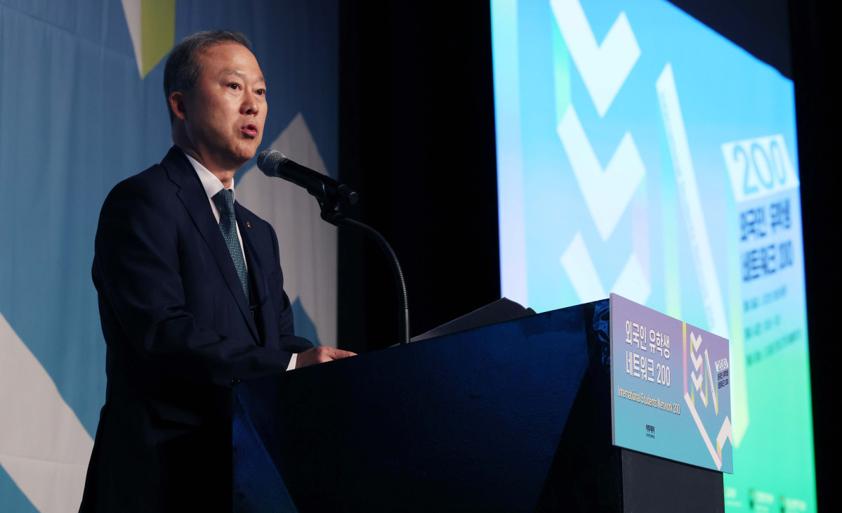 ▲양오봉 한국대학교육협의회 회장이 28일 서울 중구 플라자호텔에서 열린 ‘외국인 유학생 네트워크(ISN) 200’에서 축사를 하고 있다. 이투데이가 주최하는 ISN(International Students Network) 200은 외국인 유학생이 학업을 넘어 실질적인 커리어를 설계하고 한국 사회의 일원으로 정착할 수 있도록 돕는 행사다. 정부, 기업, 교육기관이 협력해 비자, 주거, 언어 문제 등 실생활 정보 제공은 물론, 기업 실무자와의 네트워킹 및 멘토링, 취업 정보를 제공해 구체적인 취업 기회를 마련한다. 신태현 기자 holjjak@