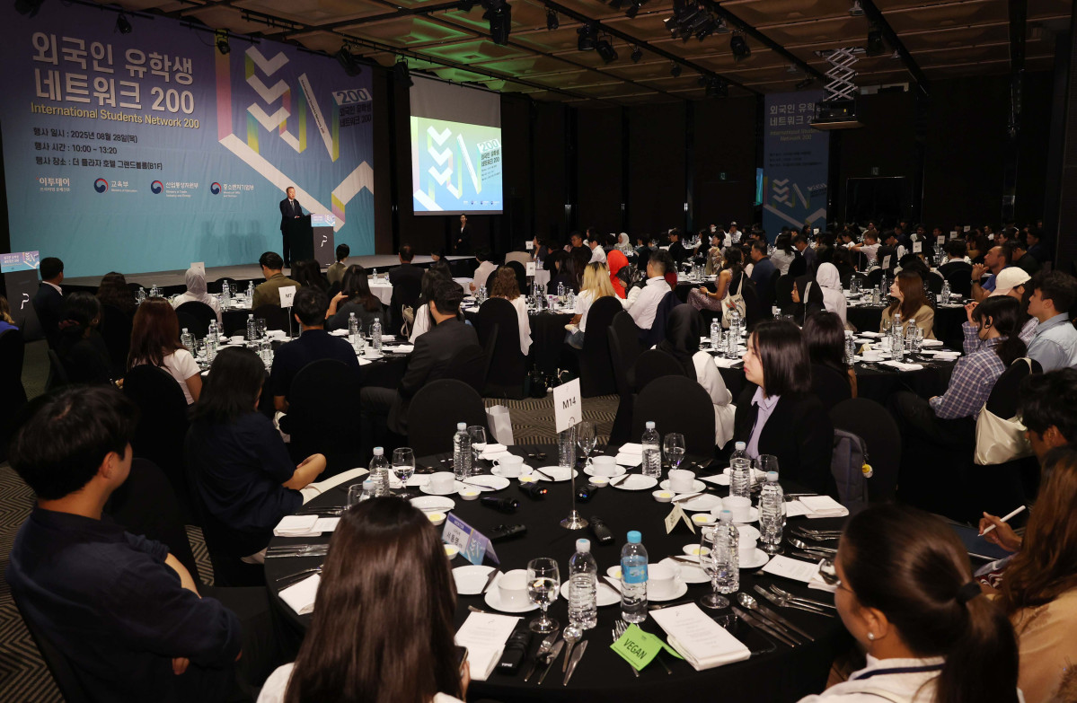 ▲양오봉 한국대학교육협의회 회장이 28일 서울 중구 플라자호텔에서 열린 ‘외국인 유학생 네트워크(ISN) 200’에서 축사를 하고 있다. 이투데이가 주최하는 ISN(International Students Network) 200은 외국인 유학생이 학업을 넘어 실질적인 커리어를 설계하고 한국 사회의 일원으로 정착할 수 있도록 돕는 행사다. 정부, 기업, 교육기관이 협력해 비자, 주거, 언어 문제 등 실생활 정보 제공은 물론, 기업 실무자와의 네트워킹 및 멘토링, 취업 정보를 제공해 구체적인 취업 기회를 마련한다. 신태현 기자 holjjak@