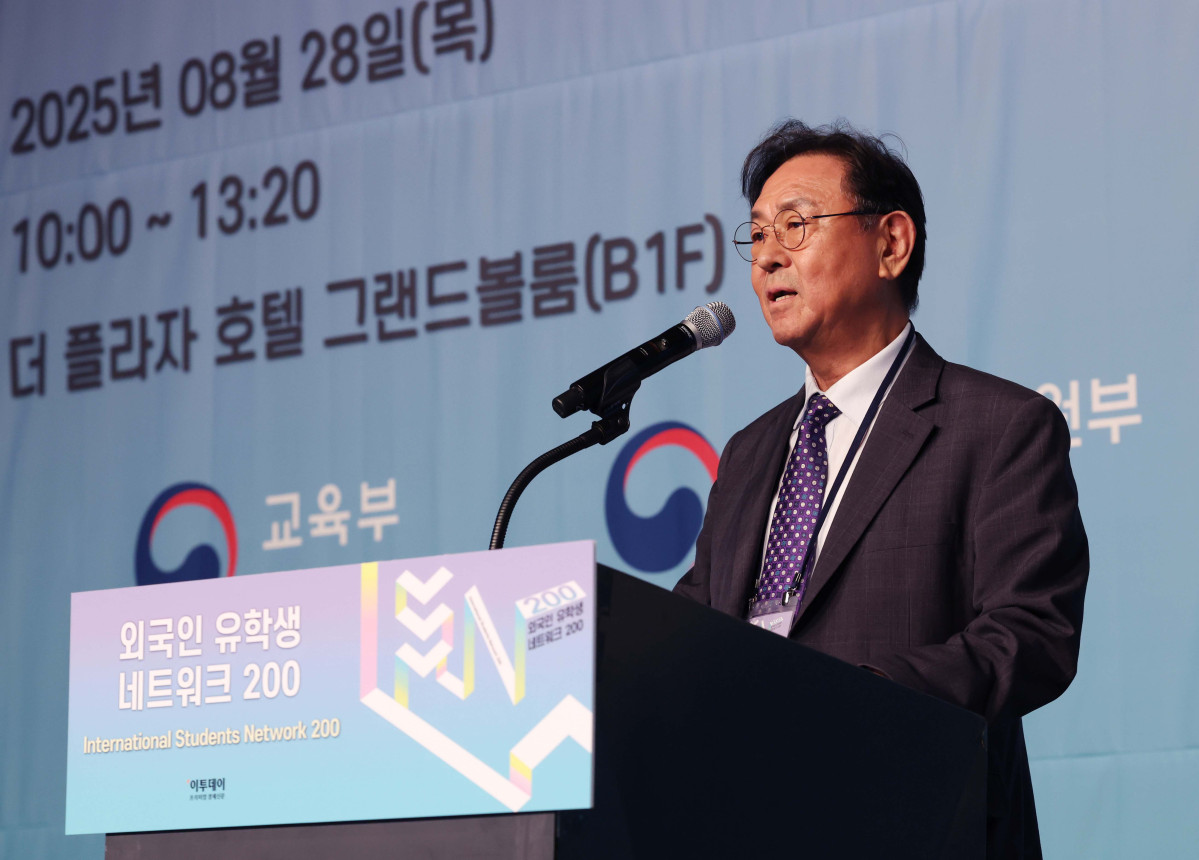 ▲이종재 이투데이 그룹 부회장이 28일 서울 중구 플라자호텔에서 열린 ‘외국인 유학생 네트워크(ISN) 200’에서 환영사를 하고 있다. 이투데이가 주최하는 ISN(International Students Network) 200은 외국인 유학생이 학업을 넘어 실질적인 커리어를 설계하고 한국 사회의 일원으로 정착할 수 있도록 돕는 행사다. 정부, 기업, 교육기관이 협력해 비자, 주거, 언어 문제 등 실생활 정보 제공은 물론, 기업 실무자와의 네트워킹 및 멘토링, 취업 정보를 제공해 구체적인 취업 기회를 마련한다. 신태현 기자 holjjak@