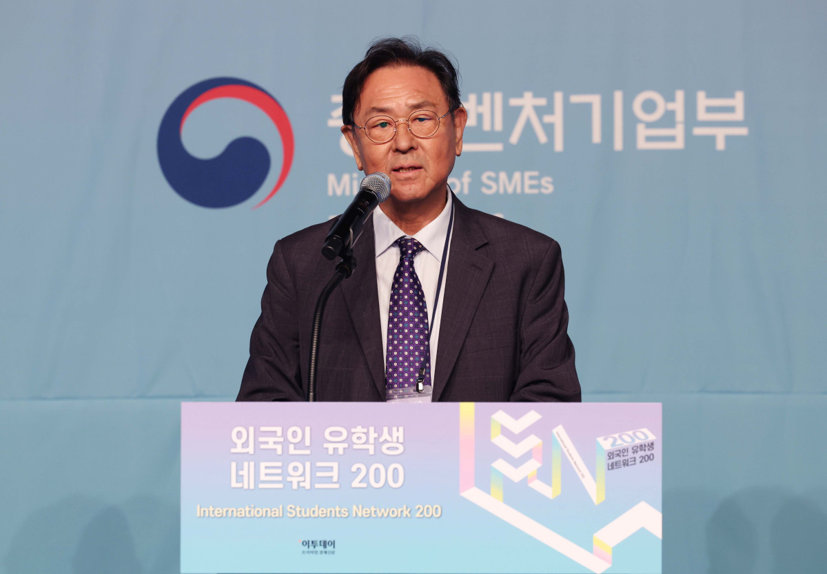 ▲이종재 이투데이 그룹 부회장이 28일 서울 중구 플라자호텔에서 열린 ‘외국인 유학생 네트워크(ISN) 200’에서 환영사를 하고 있다. 이투데이가 주최하는 ISN(International Students Network) 200은 외국인 유학생이 학업을 넘어 실질적인 커리어를 설계하고 한국 사회의 일원으로 정착할 수 있도록 돕는 행사다. 정부, 기업, 교육기관이 협력해 비자, 주거, 언어 문제 등 실생활 정보 제공은 물론, 기업 실무자와의 네트워킹 및 멘토링, 취업 정보를 제공해 구체적인 취업 기회를 마련한다. 신태현 기자 holjjak@