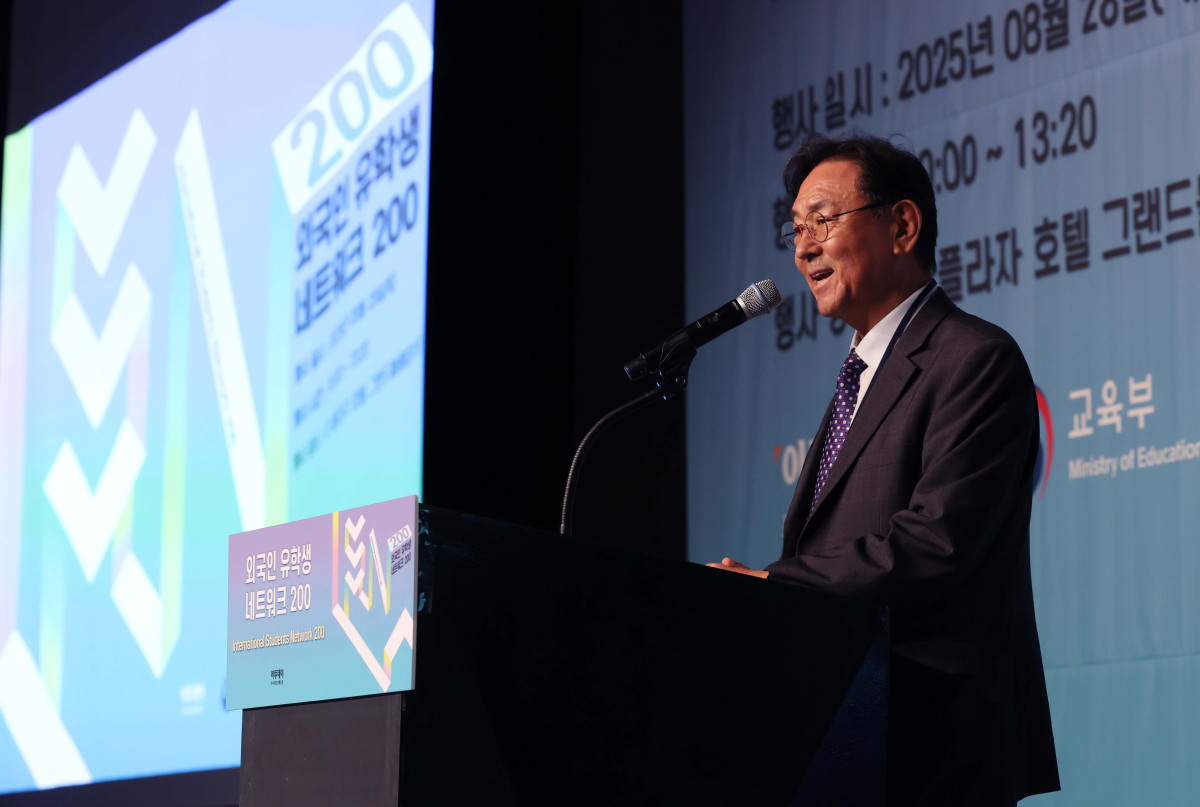▲이종재 이투데이 그룹 부회장이 28일 서울 중구 플라자호텔에서 열린 ‘외국인 유학생 네트워크(ISN) 200’에서 환영사를 하고 있다. 이투데이가 주최하는 ISN(International Students Network) 200은 외국인 유학생이 학업을 넘어 실질적인 커리어를 설계하고 한국 사회의 일원으로 정착할 수 있도록 돕는 행사다. 정부, 기업, 교육기관이 협력해 비자, 주거, 언어 문제 등 실생활 정보 제공은 물론, 기업 실무자와의 네트워킹 및 멘토링, 취업 정보를 제공해 구체적인 취업 기회를 마련한다. 신태현 기자 holjjak@