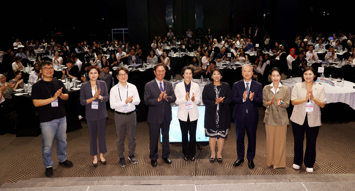 ▲28일 서울 중구 플라자호텔에서 열린 ‘외국인 유학생 네트워크(ISN) 200’에서 최은옥 교육부 차관과 이종재 이투데이 그룹 부회장 등 내빈들이 기념촬영을 하고 있다. 사진 왼쪽부터 강경중 넥슨코리아 채용팀 파트장, 조미영 위카코퍼레이션 대표, 김범주 유니티 APAC 애드보커시 리더, 이 부회장, 최 차관, 이자스민 한국문화다양성기구 이사장, 양오봉 한국대학교육협의회 회장(전북대 총장), 이초희 이투데이 편집국장, 권보근 서울글로벌센터 센터장. 이투데이가 주최하는 ISN(International Students Network) 200은 외국인 유학생이 학업을 넘어 실질적인 커리어를 설계하고 한국 사회의 일원으로 정착할 수 있도록 돕는 행사다. 정부, 기업, 교육기관이 협력해 비자, 주거, 언어 문제 등 실생활 정보 제공은 물론, 기업 실무자와의 네트워킹 및 멘토링, 취업 정보를 제공해 구체적인 취업 기회를 마련한다. 신태현 기자 holjjak@