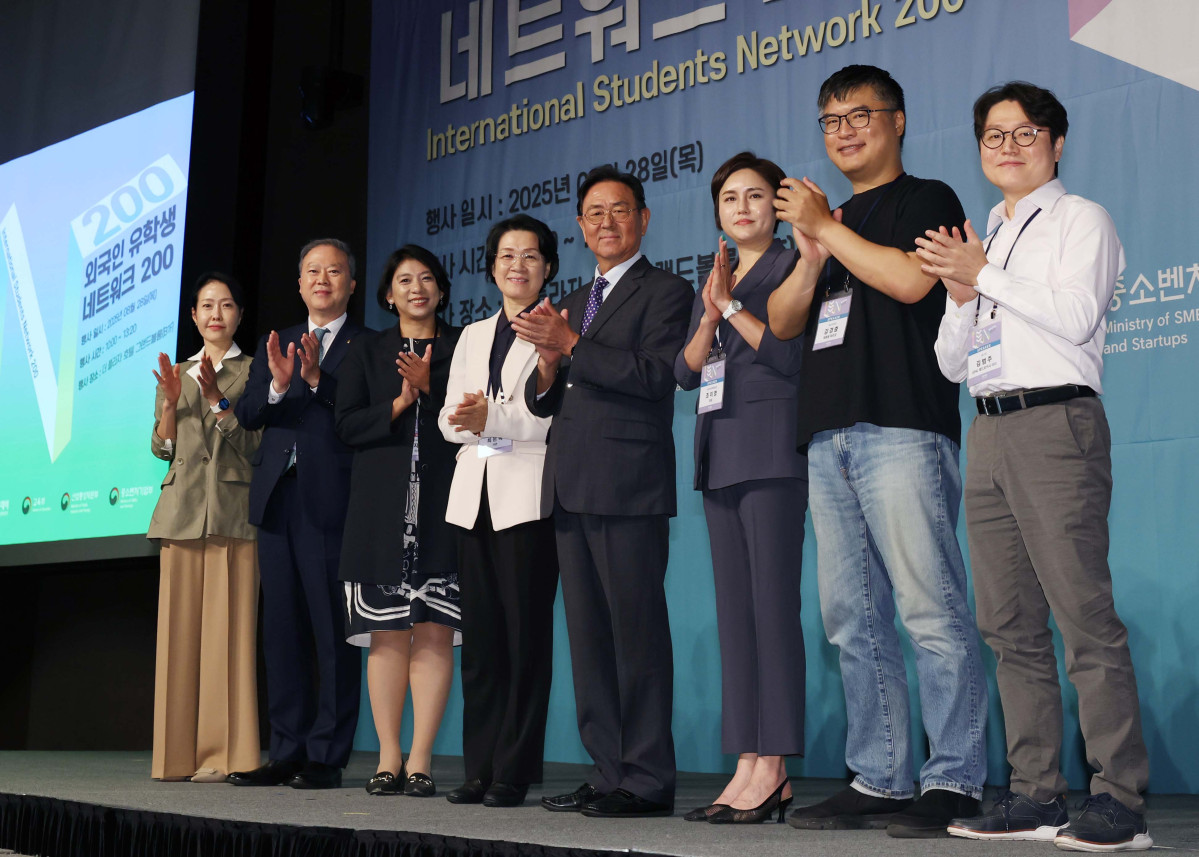 ▲28일 서울 중구 플라자호텔에서 열린 ‘외국인 유학생 네트워크(ISN) 200’에서 최은옥 교육부 차관과 이종재 이투데이 그룹 부회장 등 내빈들이 기념촬영을 하고 있다. 사진 왼쪽부터 이초희 이투데이 편집국장, 양오봉 한국대학교육협의회 회장(전북대 총장), 이자스민 한국문화다양성기구 이사장, 최 차관, 이 부회장, 조미영 위카코퍼레이션 대표, 강경중 넥슨코리아 채용팀 파트장, 김범주 유니티 APAC 애드보커시 리더. 이투데이가 주최하는 ISN(International Students Network) 200은 외국인 유학생이 학업을 넘어 실질적인 커리어를 설계하고 한국 사회의 일원으로 정착할 수 있도록 돕는 행사다. 정부, 기업, 교육기관이 협력해 비자, 주거, 언어 문제 등 실생활 정보 제공은 물론, 기업 실무자와의 네트워킹 및 멘토링, 취업 정보를 제공해 구체적인 취업 기회를 마련한다. 신태현 기자 holjjak@