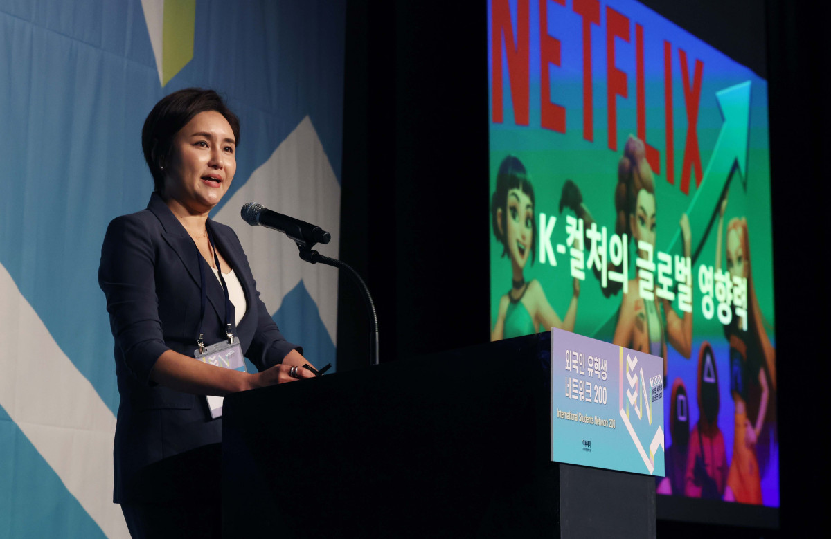 ▲조미영 위카코퍼레이션 대표가 28일 서울 중구 플라자호텔에서 열린 ‘외국인 유학생 네트워크(ISN) 200’에서 ‘슬기로운 외국인 유학생활’을 주제로 발표하고 있다. 이투데이가 주최하는 ISN(International Students Network) 200은 외국인 유학생이 학업을 넘어 실질적인 커리어를 설계하고 한국 사회의 일원으로 정착할 수 있도록 돕는 행사다. 정부, 기업, 교육기관이 협력해 비자, 주거, 언어 문제 등 실생활 정보 제공은 물론, 기업 실무자와의 네트워킹 및 멘토링, 취업 정보를 제공해 구체적인 취업 기회를 마련한다. 신태현 기자 holjjak@