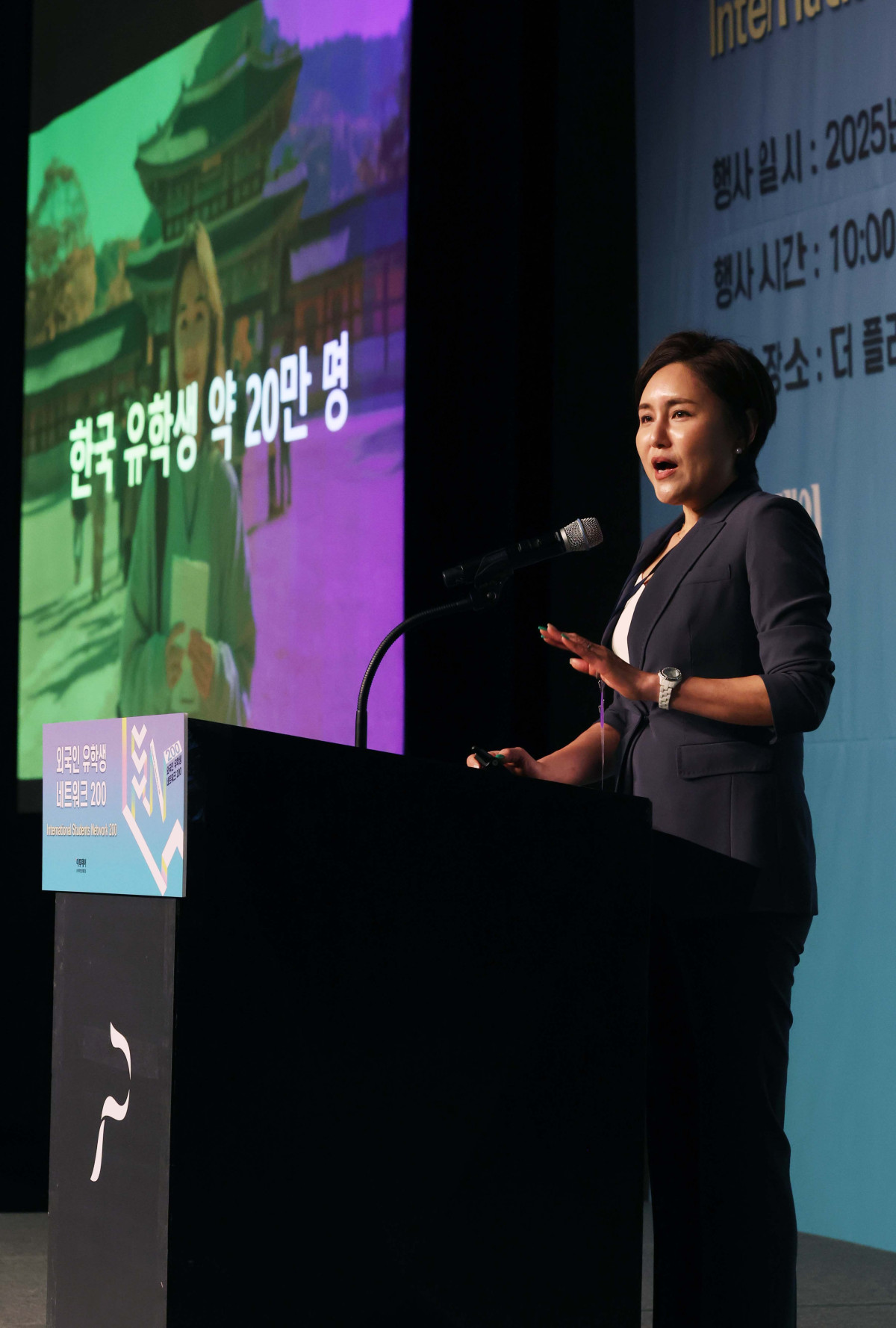 ▲조미영 위카코퍼레이션 대표가 28일 서울 중구 플라자호텔에서 열린 ‘외국인 유학생 네트워크(ISN) 200’에서 ‘슬기로운 외국인 유학생활’을 주제로 발표하고 있다. 이투데이가 주최하는 ISN(International Students Network) 200은 외국인 유학생이 학업을 넘어 실질적인 커리어를 설계하고 한국 사회의 일원으로 정착할 수 있도록 돕는 행사다. 정부, 기업, 교육기관이 협력해 비자, 주거, 언어 문제 등 실생활 정보 제공은 물론, 기업 실무자와의 네트워킹 및 멘토링, 취업 정보를 제공해 구체적인 취업 기회를 마련한다. 신태현 기자 holjjak@