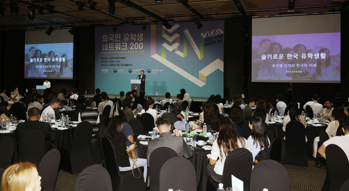 ▲조미영 위카코퍼레이션 대표가 28일 서울 중구 플라자호텔에서 열린 ‘외국인 유학생 네트워크(ISN) 200’에서 ‘슬기로운 외국인 유학생활’을 주제로 발표하고 있다. 이투데이가 주최하는 ISN(International Students Network) 200은 외국인 유학생이 학업을 넘어 실질적인 커리어를 설계하고 한국 사회의 일원으로 정착할 수 있도록 돕는 행사다. 정부, 기업, 교육기관이 협력해 비자, 주거, 언어 문제 등 실생활 정보 제공은 물론, 기업 실무자와의 네트워킹 및 멘토링, 취업 정보를 제공해 구체적인 취업 기회를 마련한다. 신태현 기자 holjjak@