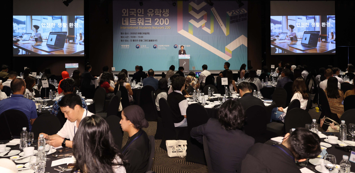 ▲조미영 위카코퍼레이션 대표가 28일 서울 중구 플라자호텔에서 열린 ‘외국인 유학생 네트워크(ISN) 200’에서 ‘슬기로운 외국인 유학생활’을 주제로 발표하고 있다. 이투데이가 주최하는 ISN(International Students Network) 200은 외국인 유학생이 학업을 넘어 실질적인 커리어를 설계하고 한국 사회의 일원으로 정착할 수 있도록 돕는 행사다. 정부, 기업, 교육기관이 협력해 비자, 주거, 언어 문제 등 실생활 정보 제공은 물론, 기업 실무자와의 네트워킹 및 멘토링, 취업 정보를 제공해 구체적인 취업 기회를 마련한다. 신태현 기자 holjjak@