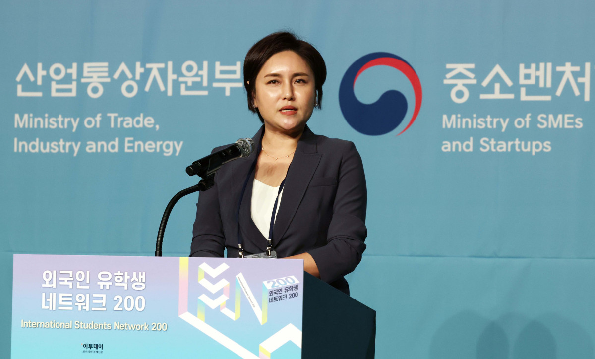 ▲조미영 위카코퍼레이션 대표가 28일 서울 중구 플라자호텔에서 열린 ‘외국인 유학생 네트워크(ISN) 200’에서 ‘슬기로운 외국인 유학생활’을 주제로 발표하고 있다. 이투데이가 주최하는 ISN(International Students Network) 200은 외국인 유학생이 학업을 넘어 실질적인 커리어를 설계하고 한국 사회의 일원으로 정착할 수 있도록 돕는 행사다. 정부, 기업, 교육기관이 협력해 비자, 주거, 언어 문제 등 실생활 정보 제공은 물론, 기업 실무자와의 네트워킹 및 멘토링, 취업 정보를 제공해 구체적인 취업 기회를 마련한다. 신태현 기자 holjjak@