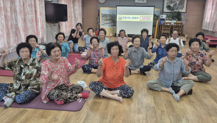▲전남 진도군보건소 치매안심센터가 최근 관내 산간 오지 6개 마을의 무더위 쉼터인 경로당에서 '아가는 영화관'을 운영하고 있다. (사진제공=진도군)