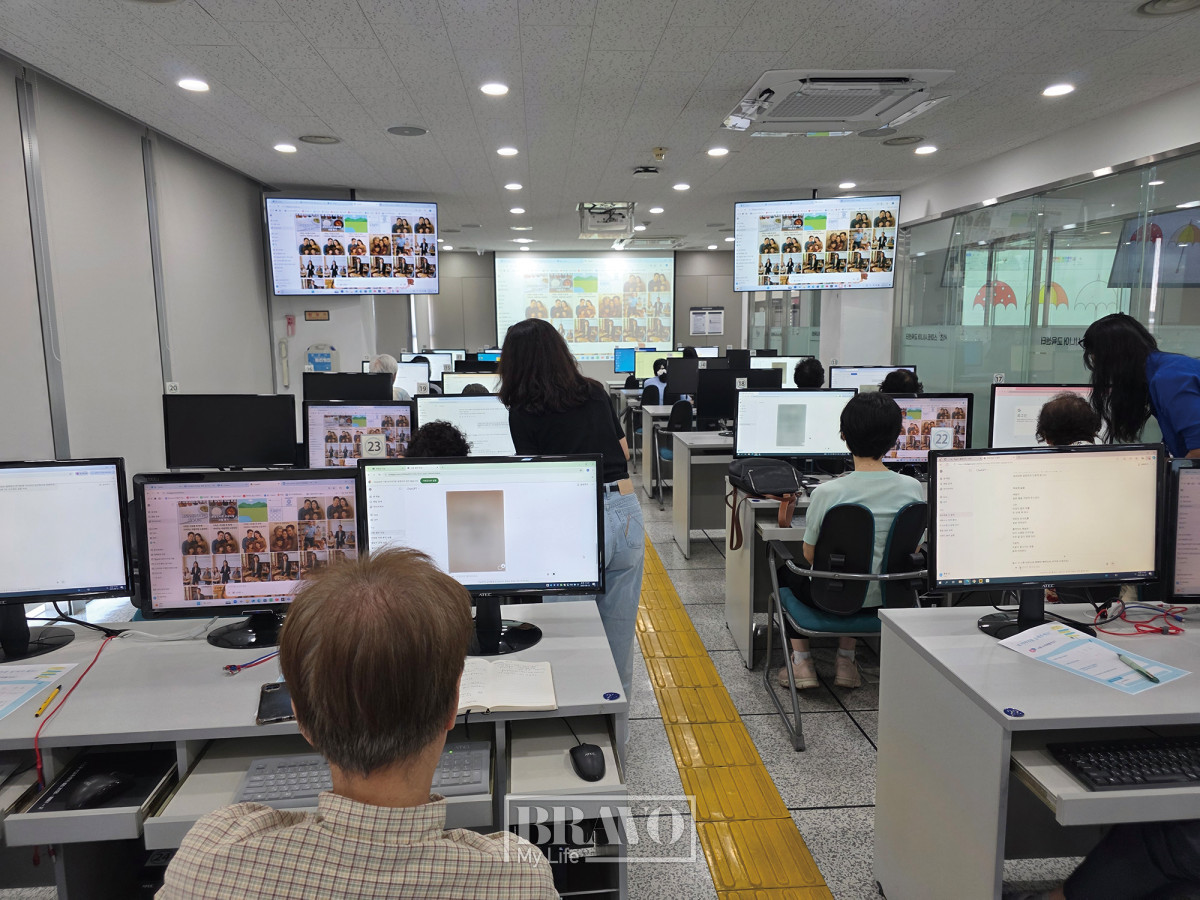 ▲챗GPT 수업에 집중하는 시니어 교육생들.
