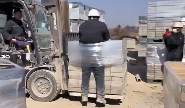 ▲지난 2월 전남 나주의 한 벽돌 제조 공장에서 한국인 노동자들이 스리랑카 국적 외국인 노동자를 지게차로 들어 올리며 괴롭히는 모습이다. (사진제공= 광주전남이주노동자네트워크)