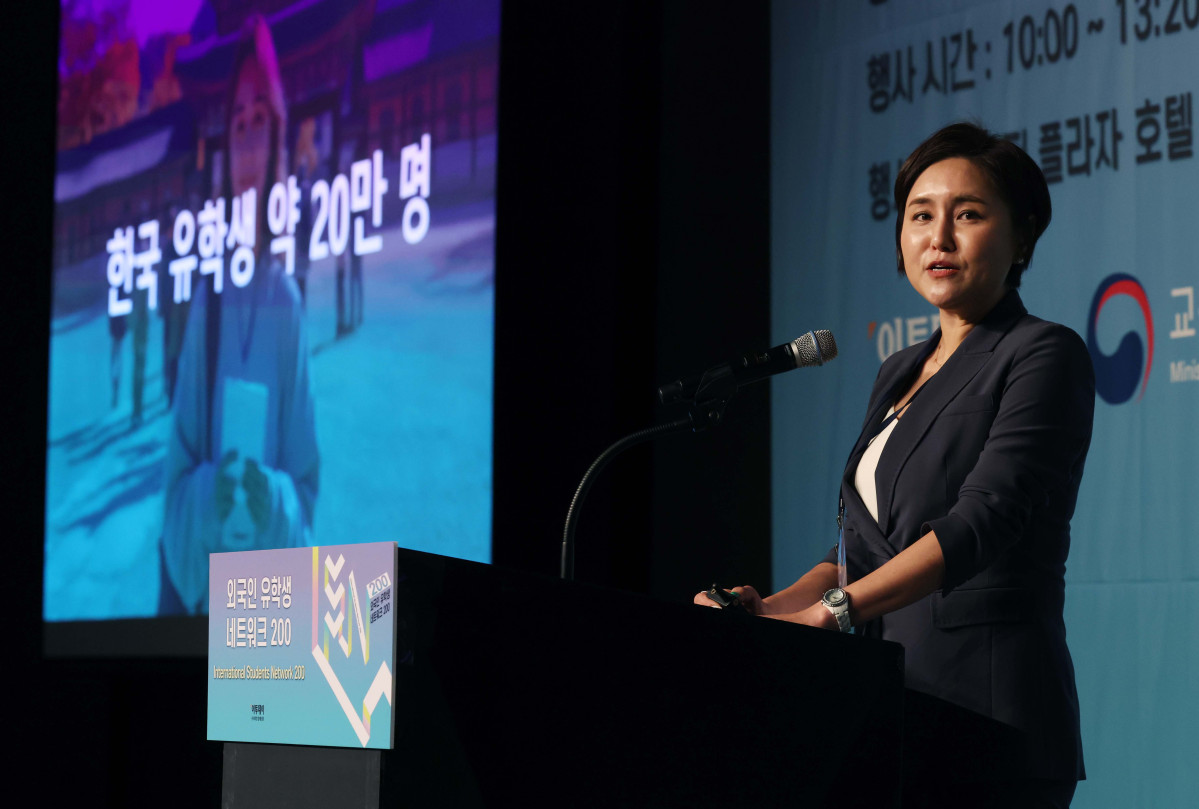 ▲조미영 위카코퍼레이션 대표가 28일 서울 중구 플라자호텔에서 열린 ‘외국인 유학생 네트워크(ISN) 200’에서 ‘슬기로운 외국인 유학생활’을 주제로 발표하고 있다. 신태현 기자 holjjak@