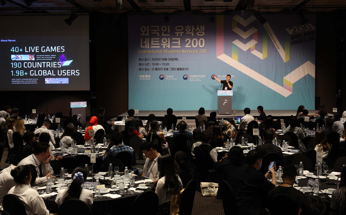 ▲강경중 넥슨코리아 채용팀 파트장이 28일 서울 중구 플라자호텔에서 열린 ‘외국인 유학생 네트워크(ISN) 200’에서 발표하고 있다. 이투데이가 주최하는 ISN(International Students Network) 200은 외국인 유학생이 학업을 넘어 실질적인 커리어를 설계하고 한국 사회의 일원으로 정착할 수 있도록 돕는 행사다. 정부, 기업, 교육기관이 협력해 비자, 주거, 언어 문제 등 실생활 정보 제공은 물론, 기업 실무자와의 네트워킹 및 멘토링, 취업 정보를 제공해 구체적인 취업 기회를 마련한다. 신태현 기자 holjjak@