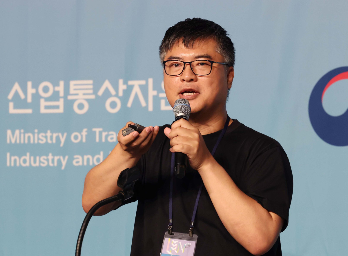 ▲강경중 넥슨코리아 채용팀 파트장이 28일 서울 중구 플라자호텔에서 열린 ‘외국인 유학생 네트워크(ISN) 200’에서 발표하고 있다. 이투데이가 주최하는 ISN(International Students Network) 200은 외국인 유학생이 학업을 넘어 실질적인 커리어를 설계하고 한국 사회의 일원으로 정착할 수 있도록 돕는 행사다. 정부, 기업, 교육기관이 협력해 비자, 주거, 언어 문제 등 실생활 정보 제공은 물론, 기업 실무자와의 네트워킹 및 멘토링, 취업 정보를 제공해 구체적인 취업 기회를 마련한다. 신태현 기자 holjjak@