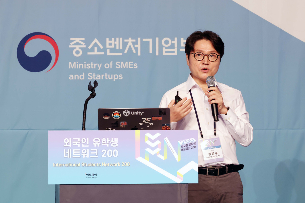 ▲김범주 유니티 APAC 애드보커시 리더가 28일 서울 중구 플라자호텔에서 열린 ‘외국인 유학생 네트워크(ISN) 200’에서 발표하고 있다. 이투데이가 주최하는 ISN(International Students Network) 200은 외국인 유학생이 학업을 넘어 실질적인 커리어를 설계하고 한국 사회의 일원으로 정착할 수 있도록 돕는 행사다. 정부, 기업, 교육기관이 협력해 비자, 주거, 언어 문제 등 실생활 정보 제공은 물론, 기업 실무자와의 네트워킹 및 멘토링, 취업 정보를 제공해 구체적인 취업 기회를 마련한다. 신태현 기자 holjjak@