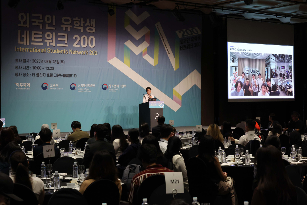 ▲김범주 유니티 APAC 애드보커시 리더가 28일 서울 중구 플라자호텔에서 열린 ‘외국인 유학생 네트워크(ISN) 200’에서 발표하고 있다. 이투데이가 주최하는 ISN(International Students Network) 200은 외국인 유학생이 학업을 넘어 실질적인 커리어를 설계하고 한국 사회의 일원으로 정착할 수 있도록 돕는 행사다. 정부, 기업, 교육기관이 협력해 비자, 주거, 언어 문제 등 실생활 정보 제공은 물론, 기업 실무자와의 네트워킹 및 멘토링, 취업 정보를 제공해 구체적인 취업 기회를 마련한다. 신태현 기자 holjjak@