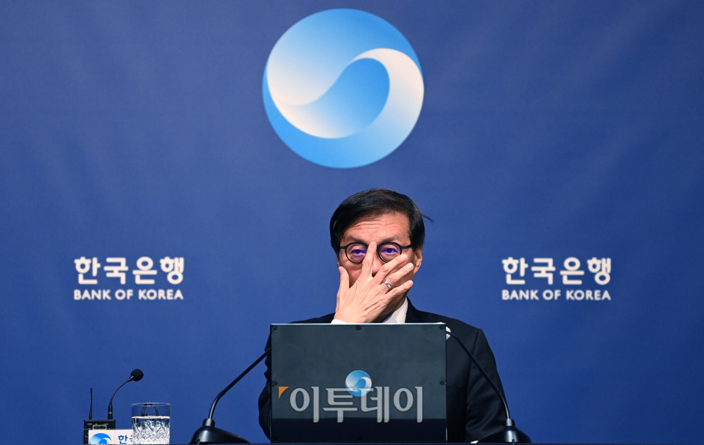 ▲이창용 한국은행 총재가 28일 서울 중구 한국은행에서 열린 금융통화위원회를 마치고 기자간담회를 하고 있다. 사진공동취재단