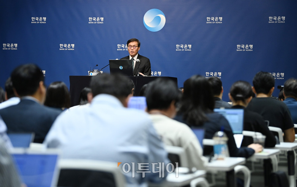 ▲이창용 한국은행 총재가 28일 서울 중구 한국은행에서 열린 금융통화위원회를 마치고 기자간담회를 하고 있다. 사진공동취재단