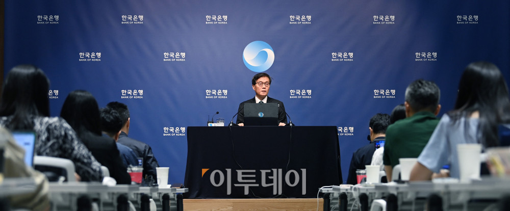 ▲이창용 한국은행 총재가 28일 서울 중구 한국은행에서 열린 금융통화위원회를 마치고 기자간담회를 하고 있다. 사진공동취재단