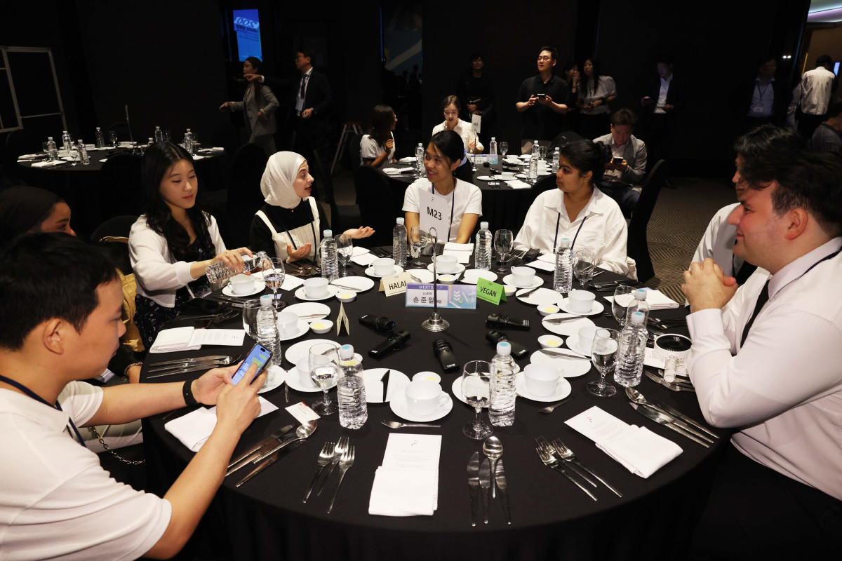 ▲28일 서울 중구 플라자호텔에서 열린 ‘외국인 유학생 네트워크(ISN) 200’에서 참가 학생들이 환담하고 있다. 신태현 기자 holjjak@