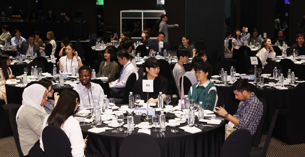 ▲28일 서울 중구 플라자호텔에서 열린 ‘외국인 유학생 네트워크(ISN) 200’에서 참가 학생들이 환담하고 있다. 이투데이가 주최하는 ISN(International Students Network) 200은 외국인 유학생이 학업을 넘어 실질적인 커리어를 설계하고 한국 사회의 일원으로 정착할 수 있도록 돕는 행사다. 정부, 기업, 교육기관이 협력해 비자, 주거, 언어 문제 등 실생활 정보 제공은 물론, 기업 실무자와의 네트워킹 및 멘토링, 취업 정보를 제공해 구체적인 취업 기회를 마련한다. 신태현 기자 holjjak@