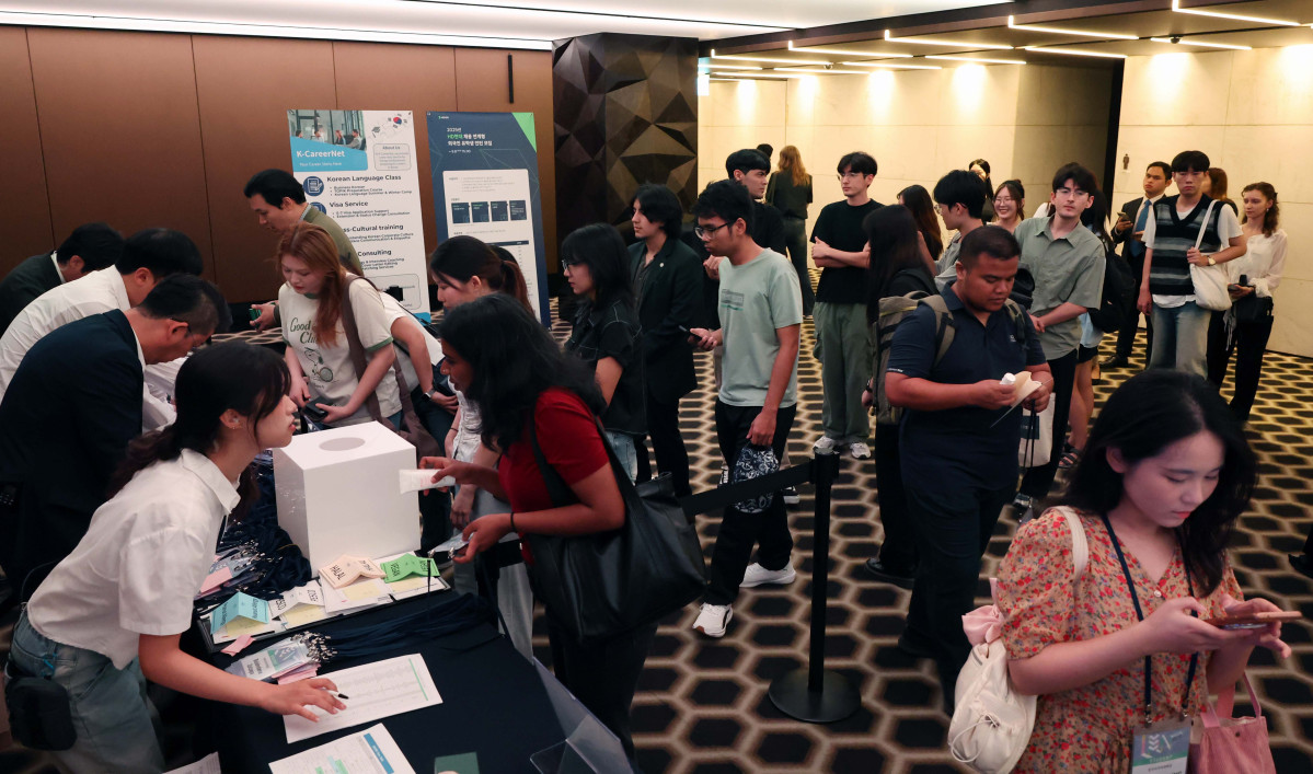 ▲28일 서울 중구 플라자호텔에서 열린 ‘외국인 유학생 네트워크(ISN) 200’에서 참가 학생들이 등록을 하고 있다. 이투데이가 주최하는 ISN(International Students Network) 200은 외국인 유학생이 학업을 넘어 실질적인 커리어를 설계하고 한국 사회의 일원으로 정착할 수 있도록 돕는 행사다. 정부, 기업, 교육기관이 협력해 비자, 주거, 언어 문제 등 실생활 정보 제공은 물론, 기업 실무자와의 네트워킹 및 멘토링, 취업 정보를 제공해 구체적인 취업 기회를 마련한다. 신태현 기자 holjjak@