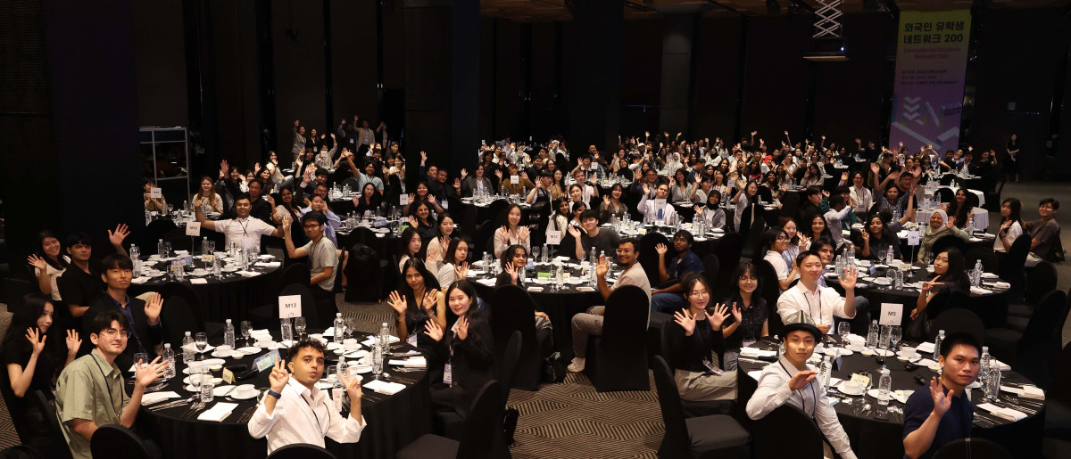 ▲28일 서울 중구 플라자호텔에서 열린 ‘외국인 유학생 네트워크(ISN) 200’에서 참가 학생들이 손을 흔들고 있다. 이투데이가 주최하는 ISN(International Students Network) 200은 외국인 유학생이 학업을 넘어 실질적인 커리어를 설계하고 한국 사회의 일원으로 정착할 수 있도록 돕는 행사다. 정부, 기업, 교육기관이 협력해 비자, 주거, 언어 문제 등 실생활 정보 제공은 물론, 기업 실무자와의 네트워킹 및 멘토링, 취업 정보를 제공해 구체적인 취업 기회를 마련한다. 신태현 기자 holjjak@