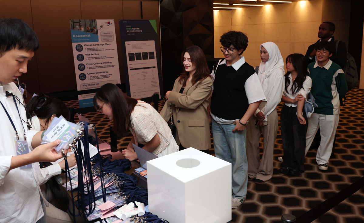 ▲8월28일 서울 중구 플라자호텔에서 열린 ‘외국인 유학생 네트워크(ISN) 200’에서 참가 학생들이 등록을 하고 있다. 이투데이가 주최하는 ISN(International Students Network) 200은 외국인 유학생이 학업을 넘어 실질적인 커리어를 설계하고 한국 사회의 일원으로 정착할 수 있도록 돕는 행사다. 정부, 기업, 교육기관이 협력해 비자, 주거, 언어 문제 등 실생활 정보 제공은 물론, 기업 실무자와의 네트워킹 및 멘토링, 취업 정보를 제공해 구체적인 취업 기회를 마련한다. 신태현 기자 holjjak@