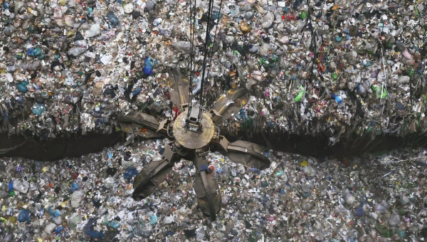 ▲소각장으로 옮겨지는 폐기물. (연합뉴스)