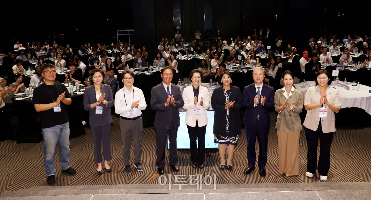 ▲28일 서울 중구 플라자호텔에서 열린 ‘외국인 유학생 네트워크(ISN) 200’에서 최은옥 교육부 차관과 이종재 이투데이 그룹 부회장 등 내빈들이 기념촬영을 하고 있다. 사진 왼쪽부터 강경중 넥슨코리아 채용팀 파트장, 조미영 위카코퍼레이션 대표, 김범주 유니티 APAC 애드보커시 리더, 이 부회장, 최 차관, 이자스민 한국문화다양성기구 이사장, 양오봉 한국대학교육협의회 회장(전북대 총장), 이초희 이투데이 편집국장, 권보근 서울글로벌센터 센터장. 이투데이가 주최하는 ISN(International Students Network) 200은 외국인 유학생이 학업을 넘어 실질적인 커리어를 설계하고 한국 사회의 일원으로 정착할 수 있도록 돕는 행사다. 정부, 기업, 교육기관이 협력해 비자, 주거, 언어 문제 등 실생활 정보 제공은 물론, 기업 실무자와의 네트워킹 및 멘토링, 취업 정보를 제공해 구체적인 취업 기회를 마련한다.  (신태현 기자 holjjak@)