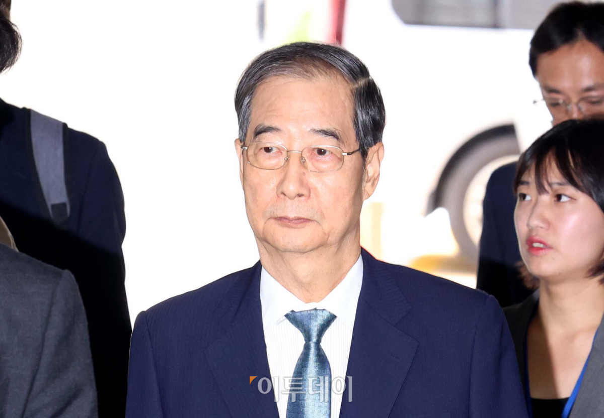 ▲ 내란 방조 및 위증 등 혐의를 받는 한덕수 전 국무총리가 27일 서울 서초구 서울중앙지방법원에서 열린 구속 전 피의자 심문(영장실질심사)에 출석하고 있다. 신태현 기자 holjjak@ (이투데이 DB)