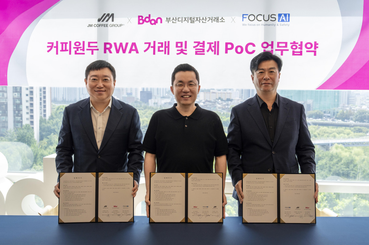 ▲(사진 왼쪽부터) 홍성훈 제이엠커피그룹 의장, 김상민 부산디지털자산거래소(Bdan) 대표, 박철웅 포커스에이아이 대표가 28일 ‘커피원두’ 디지털 거래시스템 구축을 위한 업무협약을 체결했다. (사진=부산디지털자산거래소)