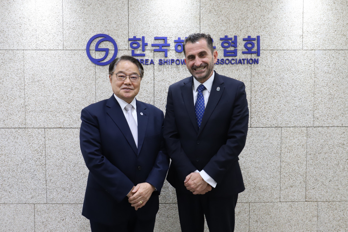 ▲양창호 해운협회 상근부회장(왼쪽)이 27일 해운협회를 방문한 토마스 카자코스 국제해운회의소(ICS) 사무총장과 만나 미국 무역대표부(USTR)의 부당한 항만수수료 부과 등 현안에 대해 의견을 교환한 뒤 기념촬영을 하고 있다. (사진=한국해운협회)