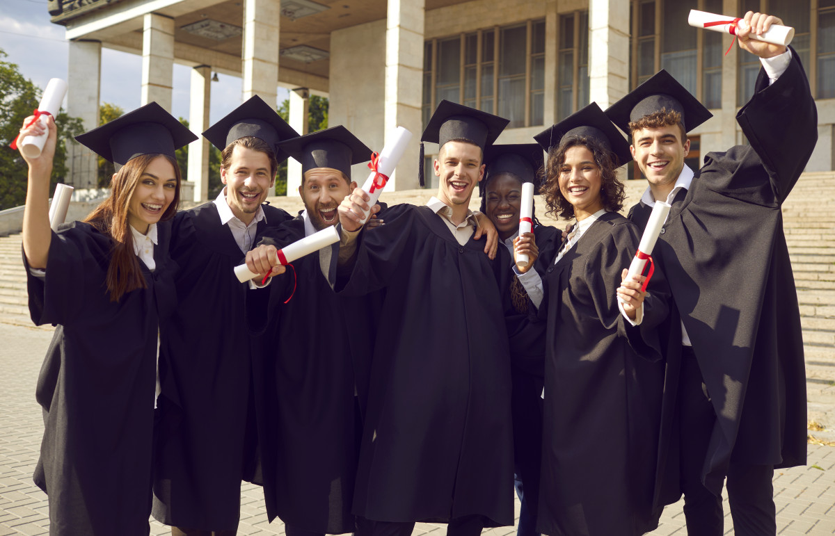 ▲학생들이 대학을 졸업한 후 기뻐하는 모습. (게티이미지)