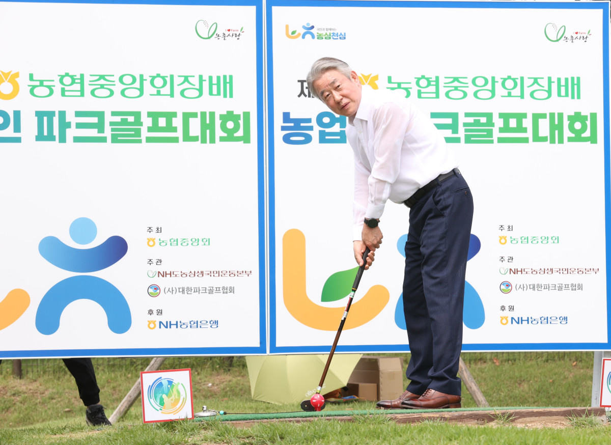 ▲강호동 농협중앙회장이 28일 경기 연천파크골프장에서 열린 '제1회 농협중앙회장배 농업인 파크골프대회' 개막식에서 시타를 하고 있다. (사진제공=농협중앙회)