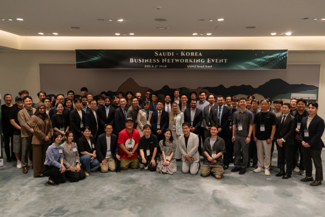 ▲27일 안다즈 서울 강남 호텔에서 '2025 중소벤처기업 중동 진출 지원 사업' 참가 기업과 관계자가 기념사진을 찍고 있다. (사진제공=벤처기업협회)